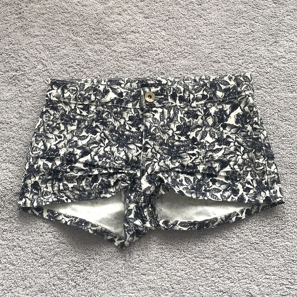 H&M Floral Patterned Denim Shorts - Picture 1 of 3